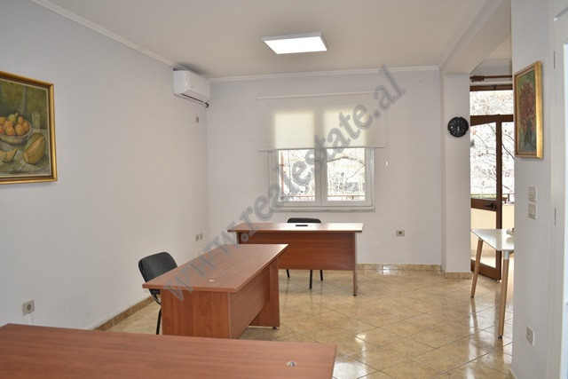Ambient zyre per qira ne Bulevardin Bajram Curri ne Tirane.

Ndodhet ne katin e 4 te nje pallati e